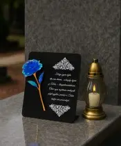 Premium Statuette 22 cm mit einer blauen ewigen Rose für das Grab