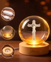 3D-Kristallkugel Jesus am Kreuz, Holzsockel mit LED-Beleuchtung