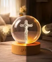 Kryształowa Kulka 3D Jezus Na Krzyżu Drewniana Podstawa LED