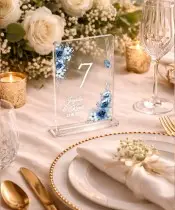 Personalisierte Tischnummern für die Hochzeit mit Namen und Datum