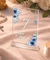 Personalisierte Tischnummern für die Hochzeit mit Namen und Datum