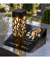 Gięty Maryja w granatowym welonie — na nagrobku w dzień