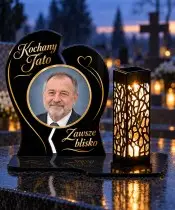 Dwie połówki ze zdjęciem — na nagrobku wieczorem