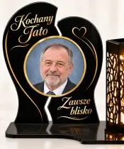 Dwie połówki ze zdjęciem — zbliżenie tabliczki