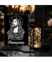 Duży znicz solarny LED XL z grawerem — Jezus z aureolą — na nagrobku wieczorem