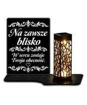 Duży znicz solarny LED XL z grawerem — Na zawsze blisko — ornament — białe tło