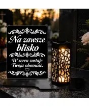 Duży znicz solarny LED XL z grawerem — Na zawsze blisko — ornament — na nagrobku wieczorem
