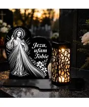 Duży znicz solarny LED XL z grawerem — Jezu ufam Tobie — na nagrobku wieczorem