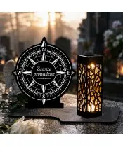 Duży znicz solarny LED XL z grawerem — Kompas — na nagrobku w dzień