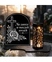 Duży znicz solarny LED XL z grawerem — Krzyż z różą — na nagrobku w dzień