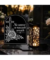 Duży znicz solarny LED XL z grawerem — Krzyż z różą — na nagrobku wieczorem