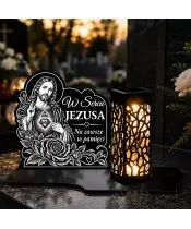 Duży znicz solarny LED XL z grawerem — Najświętsze Serce Jezusa — na nagrobku wieczorem