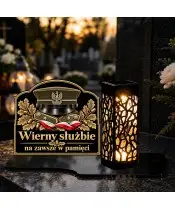 Duży znicz solarny LED XL z nadrukiem UV — Czapka wojskowa — Wierny służbie — na nagrobku wieczorem