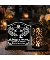 Duży znicz solarny LED XL z grawerem — Czapka policyjna — Pamięć pozostaje — drugie ujęcie dzienne