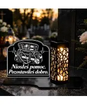 Duży znicz solarny LED XL z grawerem — Ratownik medyczny — Niosłeś pomoc — na nagrobku wieczorem