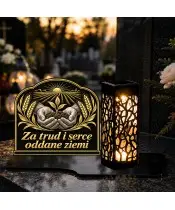 Duży znicz solarny LED XL z nadrukiem UV — Rolnik — Za trud i serce — na nagrobku wieczorem