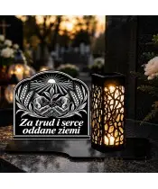 Duży znicz solarny LED XL z grawerem — Rolnik — Za trud i serce — na nagrobku wieczorem