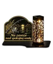 Duży znicz solarny LED XL z nadrukiem UV — Wędkarz — Spokojna woda — białe tło