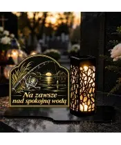 Duży znicz solarny LED XL z nadrukiem UV — Wędkarz — Spokojna woda — na nagrobku wieczorem
