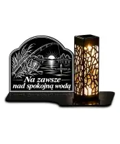 Duży znicz solarny LED XL z grawerem — Wędkarz — Spokojna woda — białe tło