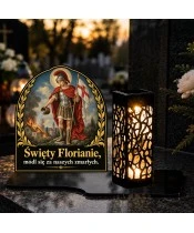 Duży znicz solarny LED XL - Święty Florian - na grobie wieczorem