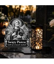 Duży znicz solarny LED XL - Święty Piotr - grawer - na grobie wieczorem