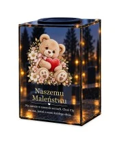 Znicz lustrzany solarny LED – Miś z czerwonym serduszkiem — noc, białe tło