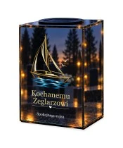 Znicz lustrzany solarny LED – Żaglówka na spokojnej wodzie — noc, białe tło