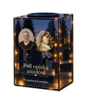Znicz lustrzany solarny LED – Modlący się anioł ze zdjęciem — noc, białe tło
