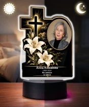 Personalizowana lampka pamięci LED – Światło pamięci – Krzyż z liliami i zdjęciem — widok 3