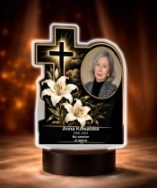 Personalizowana lampka pamięci LED – Światło pamięci – Krzyż z liliami i zdjęciem — widok 6