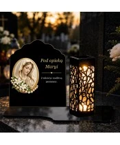 Znicz solarny z tabliczką i lampionem – Madonna w perłowym medalionie - widok produktu