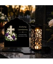 Znicz solarny z tabliczką i lampionem – Bratki przy kamiennym krzyżu - widok produktu