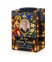 Znicz lustrzany solarny LED ze zdjęciem – Pod opieką Pana Jezusa w witrażu - widok główny